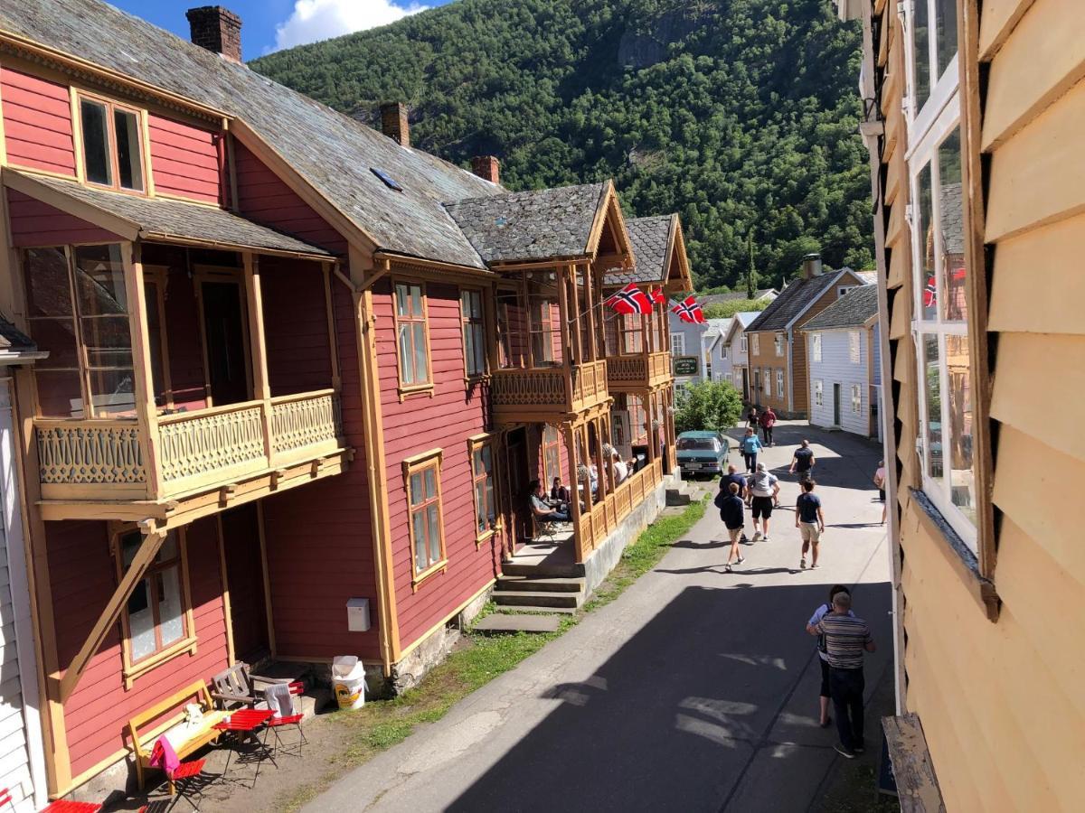 Apartamento Den Gule Krambua - Gamle Laerdalsoyri - Main Street Old Town Exterior foto